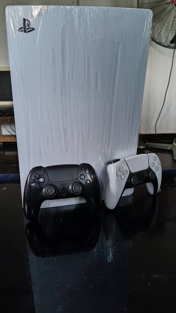 Ps 5 Two pads and Fc24